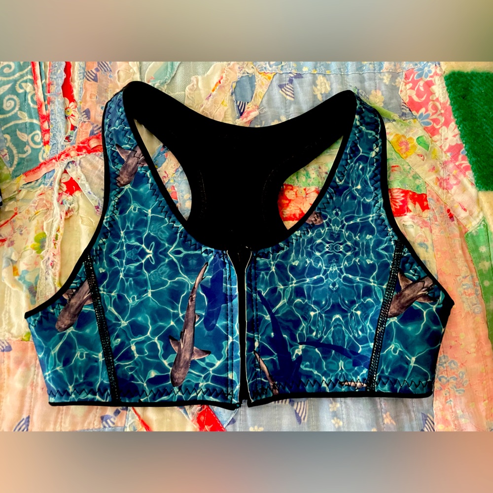 Abysse SI RARE shark 🦈 print bikini top 🩵